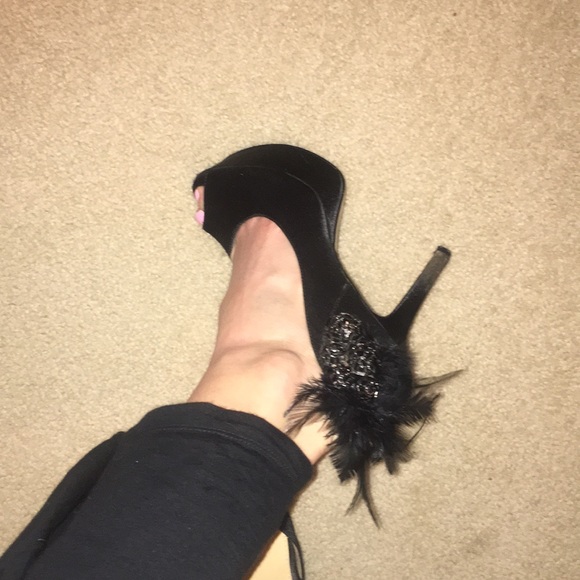 Feather Dress Pumps - Picture 5 of 6